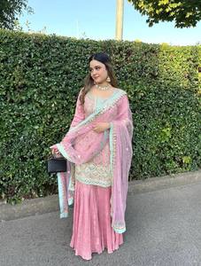 Conjunto de Salwar Kameez Rosa Bordado para Mujer, Vestido Étnico con Falda Plisada y Chal de Tela para Bodas y Fiestas - Product Image 1