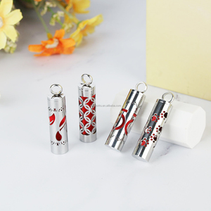 Flacon de parfum en acier inoxydable et pendentif pour huile essentielle à porter sur un collier |   Conception creuse avec insert en éponge colorée - Product Image 3