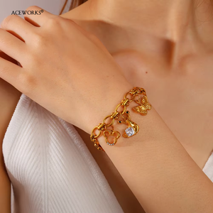 Zoo y Jardín |   Colgante de Acero Inoxidable con Baño de Oro PVD de 18K con Forma de Animales e Insectos: Mariposa, Abeja, Oso, Elefante, Caballo, Ciervo, Gato, Caracol - Product Image 5