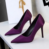 Y8358 Talons hauts de qualité supérieure pour femmes, à bout pointu, ajourés, en satin, style stiletto