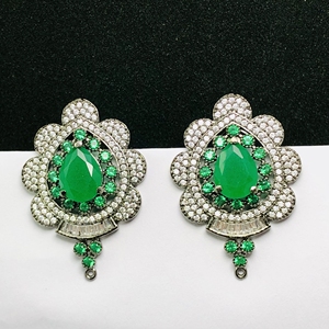 Boucles d'oreilles faites à la main en forme de grappe d'émeraude Boucles d'oreilles de mariée en vert émeraude pour les mariées et les occasions spéciales - Product Image 4
