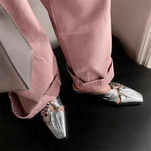 Mules plissées à bout carré ajouré, design français de niche, mules à bout fermé avec boucle métallique, sandales d'été pour femme pour l'extérieur - Product Image 3