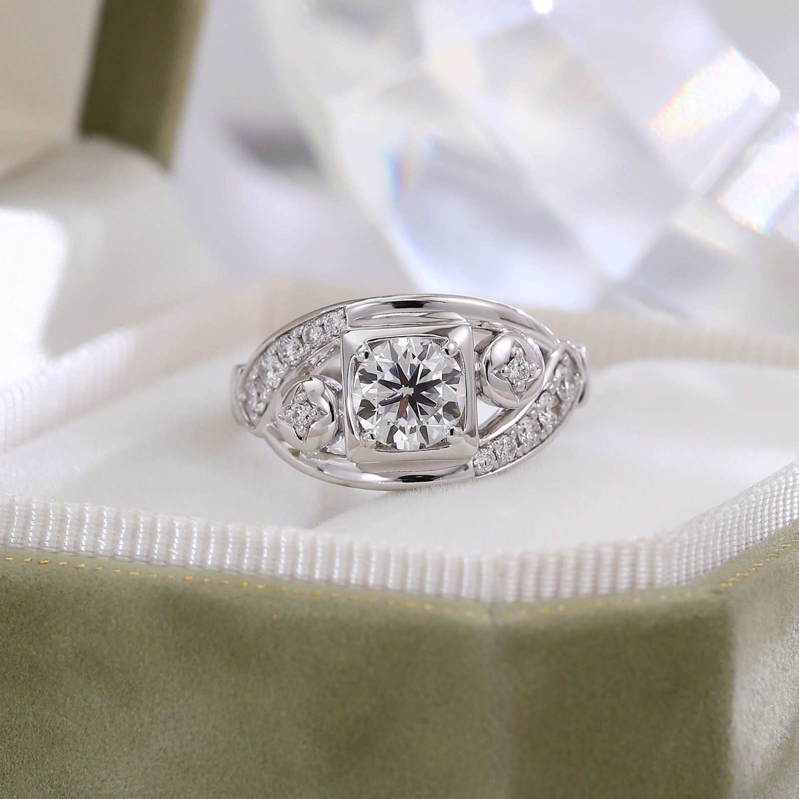 Anillo de diamantes de laboratorio de oro blanco de 14 quilates