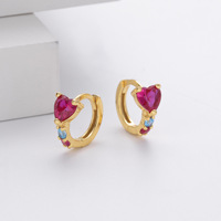 Boucles d'oreilles créoles Huggie en argent massif 925 plaqué or vermeil avec zircon cœur rouge et CZ cœur rouge