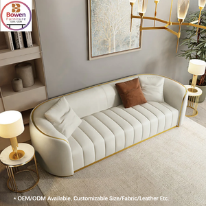 Divano Moderno di Lusso Personalizzabile a 3 Posti con Trapuntatura a Canale, <span class=keywords><strong>in</strong></span> Ecopelle con Finiture Dorate, Pezzo Centrale Contemporaneo per Soggiorno e Hotel - Product Image 1