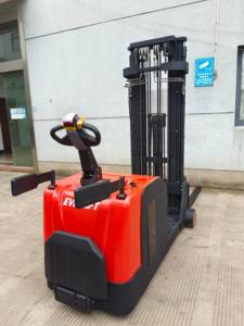 Fournisseur chinois Chariot élévateur à contrepoids de 2 tonnes Conception compacte Compatible avec toutes les palettes Stockage en supermarché Garantie d'un an - Product Image 1