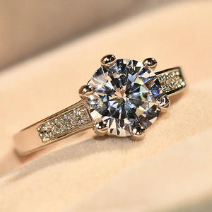 Anello di Fidanzamento Classico da Donna Q655 con Diamante Sintetico Taglio Brillante Rotondo e Pietre Laterali, Placcato in Oro 18k - Product Image 1