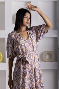 Vestido con estampado Mughal y dobladillo acampanado para mujer, con cuello con volantes en forma de V y cinturón separado para un estilo étnico elegante. - Product Image 2