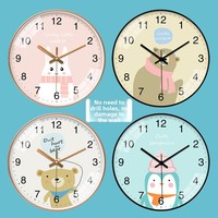 Horloge murale analogique ultra-silencieuse à thème de dessin animé avec options personnalisables pour la maison, le salon et la chambre d'enfant, à fixer au mur