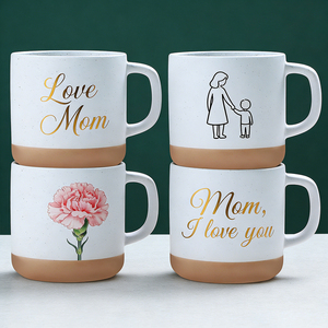 Mug en céramique blanc moucheté avec inscription dorée « Maman, je t'aime », fond beige, cadeau pour la fête des mères, cadeau familial personnalisé - Product Image 3
