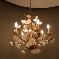 Lampe suspendue de style français de luxe en laiton coulé avec feuille d'or, élégante décoration florale en céramique blanche, 360°