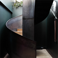 Escalier en colimaçon intérieur haut de gamme, élément élégant pour l'espace de vie, avec marches en bois massif pour un intérieur résidentiel de luxe