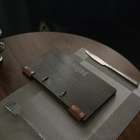 Panneau personnalisé haut de gamme en bois de teck noir chinois sculpté pour salons de thé et restaurants, avec anneaux en fer pour fixation de porte-menu en bois