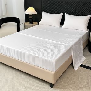 <span class=keywords><strong>Set</strong></span> di Tre Pezzi di Lenzuola con Angoli in Raso a Righe ad Alto Numero di Fili, Ecologiche, per Centri di Maternità e Assistenza Infermieristica - Product Image 1