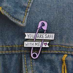 You Are Safe with Me Purple Safety Lapel Pin Broches de corazón Hard Custom Esmalte Pins Insignias Broches Regalos para hombres Mujeres al por mayor - Product Image 3