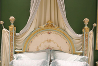 Ensemble de chambre à coucher de luxe de style mid-century, série française Yips LDF-0756, en bois blanc peint à la main avec motifs floraux, lit de 1,8 mètre, style antique.