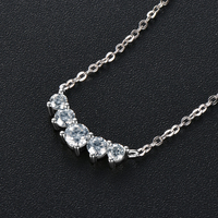 Collier ras du cou en argent sterling 925 avec pendentif sourire incurvé en moissanite ronde à 5 pierres pour femme, avec certificat GRA