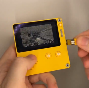 เครื่องเล่นเกมพกพา <span class=keywords><strong>Panich</strong></span> Play-date แบบมือหมุน สไตล์เรโทร สีดำขาว ขยายความจุได้ แบตเตอรี่ 2600mAh - Product Image 6