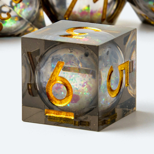 Dés à six faces DND faits à la main en résine liquide irisée bleue, écologiques, 1 pièce, 18 mm, chiffres argentés, <span class=keywords><strong>Dungeons</strong></span> & <span class=keywords><strong>Dragons</strong></span> - Product Image 5