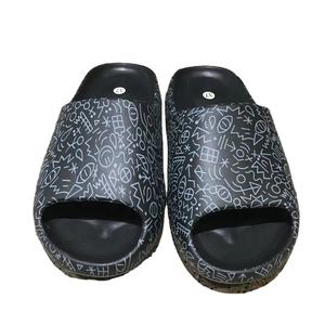 HappyChina nouvelles sandales antidérapantes chaussures de jardin unisexe Graffiti toboggan pas cher en gros Kanye mousse coureur diapositives pantoufle - Product Image 5