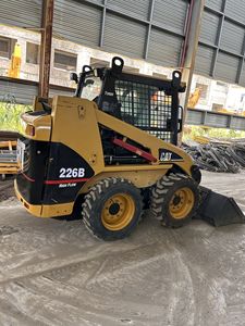 Chargeuse compacte Caterpillar 226B d'occasion, puissance hydraulique robuste pour la construction, l'aménagement paysager et l'agriculture, dotée d'une pompe à engrenages et d'un roulement. - Product Image 3
