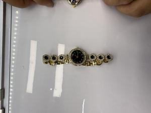 Montre-bracelet en cristal plaqué or pour femme, design géométrique élégant, bijou cadeau - Product Image 1