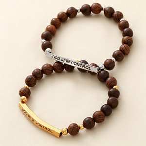 Braccialetto con Perline in Legno Naturale di Wenge, Incisione 'DIO È IN CONTROLLO' su Barra Curva in Acciaio Inossidabile, Gioiello Religioso Unisex per Uso Quotidiano, Regalo - Product Image 1