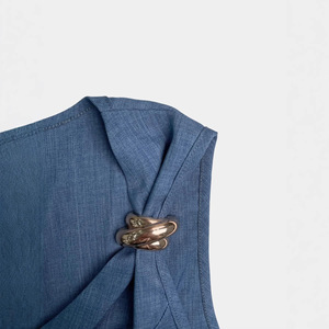 Hauts ajustés sans manches pour femmes OEM, collection Printemps-Été 2026, avec logo personnalisé, col en V et boucle métallique, pour l'Europe et l'Amérique - Product Image 6