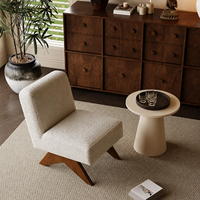 Fauteuil d'appoint contemporain en tissu bouclé texturé avec base sculpturale en bois foncé pour salon moderne, maison ou galerie