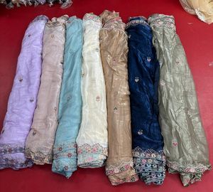 Tissu en soie de qualité supérieure, doux, lisse et luxueux, idéal pour les saris, les robes, les foulards, la mode de créateurs et la couture. - Product Image 3