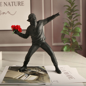 Estatua <span class=keywords><strong>de</strong></span> Resina Hecha a Mano con Diseño <span class=keywords><strong>de</strong></span> Lanzador <span class=keywords><strong>de</strong></span> Flores, Escultura <span class=keywords><strong>de</strong></span> Arte Callejero Estilo Banksy Pintada a Mano, Figura <span class=keywords><strong>de</strong></span> Graffiti <span class=keywords><strong>de</strong></span> 18 cm para Decoración Moderna del Hogar, Regalo - Product Image 3