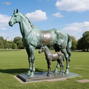 Sculpture en bronze moderne de cheval d'animal de moulage de jardin de station de vacances extérieure personnalisée statue grandeur nature de jument et de <span class=keywords><strong>poulain</strong></span> en bronze pour la décoration publique - Product Image 3