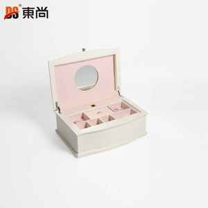 กล่องใส่เครื่องประดับทรงสี่เหลี่ยมผืนผ้าเรียบง่าย ทำจากหนัง PU รีไซเคิลได้ เป็นมิตรกับสิ่งแวดล้อม พร้อมโลโก้ DS Custom เหมาะสำหรับจัดเก็บต่างหู เป็นของขวัญ - Product Image 4