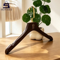 Cintre en bois brillant personnalisé de luxe pour robe de mariée