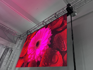 Écran LED enroulable de 1,9 mm pour toile de fond de scène, location événementielle, avec design en maille légère et système de suspension rapide - Product Image 3