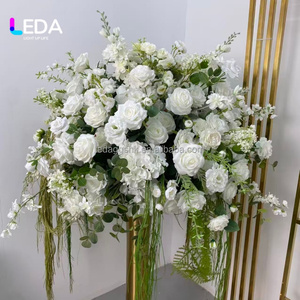 LEDA Fournitures de mariage : Bouquet de fleurs artificielles en soie vertes personnalisées avec verdure, centre de table de mariage suspendu en amarante - Product Image 3
