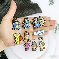 HY Wholesale Populaire Haute Qualité Breloques de Chaussures en PVC Thème Dessins Animés Classiques et Anime, Décorations de Chaussures Bleues pour Crocs