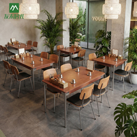 Meubles de restaurant coréen modernes personnalisables, table carrée en bois, chaises en métal - Écologiques et durables pour les cafés