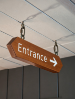 Panneau de signalisation WC suspendu en bois moderne et écologique, personnalisé, pour toilettes féminines, avec chaîne en acier, directionnel pour hôtel