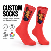 Chaussettes de sport rouges vives personnalisées, jacquard style graffiti à motif irrégulier, texte artistique, logo et couleur personnalisés