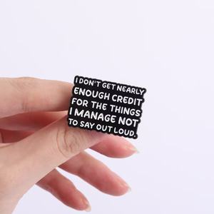 Pin de esmalte con citas sarcásticas, de aleación de zinc fundido, con baño de níquel negro, con la frase 'No obtengo casi suficiente reconocimiento por las cosas que hago'. - Product Image 4