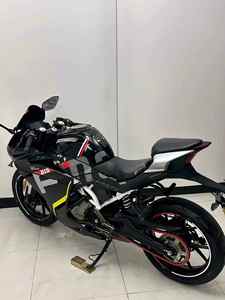 Motocicleta Deportiva de Carreras Chufuu de Alto Rendimiento, 400CC, Bicilíndrica, con Cascos OTB Tipster y Soporte - Product Image 3