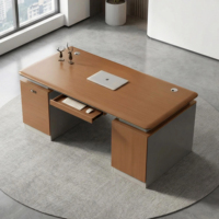 Bureau de personnel de bureau pratique avec surface de travail spacieuse et rangement à tiroirs pour les tâches administratives quotidiennes