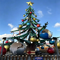 Attraction de fête foraine sur le thème de Noël : Arbre de Noël rotatif et manège en forme d'avion à commande autonome