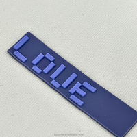 Autocollant 3D personnalisé à deux couches en caoutchouc gaufré gaufré en silicone par transfert de chaleur étiquette de vêtement pour T-shirts chaussures sacs