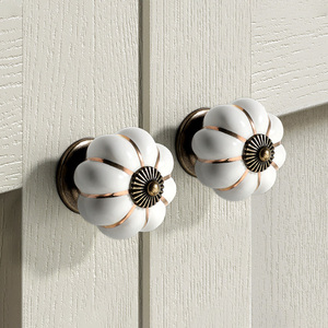 Boutons <span class=keywords><strong>de</strong></span> <span class=keywords><strong>porte</strong></span> décoratifs <span class=keywords><strong>en</strong></span> céramique émaillée <span class=keywords><strong>de</strong></span> style antique vintage <span class=keywords><strong>en</strong></span> forme <span class=keywords><strong>de</strong></span> citrouille, poignées <span class=keywords><strong>de</strong></span> tiroir et <span class=keywords><strong>de</strong></span> placard - Product Image 1