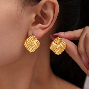 Boucles d'oreilles carrées en acier inoxydable, texture or et argent, rayures métalliques, bijoux vintage attrayants pour femmes - Product Image 1