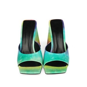 รองเท้าส้นสูงแบบสวมหัวเหลี่ยมหนังแก้วสะท้อนแสงสีผสมแฟชั่นส้นหนาไซส์ใหญ่พิเศษ 45 - Product Image 5