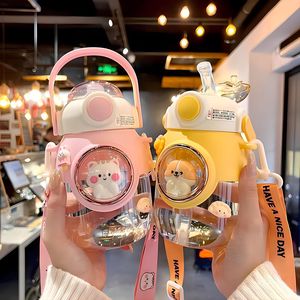 ขวดน้ำเด็กแบบมีหลอดดูดลายการ์ตูน ฝาเปิดปิดอัตโนมัติ สายสะพาย ความจุเยอะ แก้วน้ำกีฬา ใช้กลางแจ้ง ของขวัญทางธุรกิจ - Product Image 1