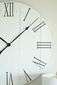 Grande horloge murale en bois blanc style ferme (253036 pouces) - Product Image 2